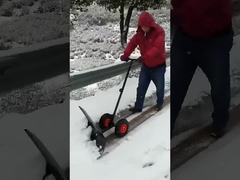 La mano empuja la pala de nieve, espiral de la mano caminando limpiador de nieve
